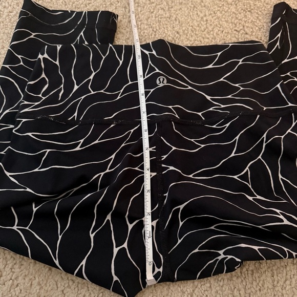 lululemon athletica Black and White Pattern Cropped Leggings - Picture 8 of 10